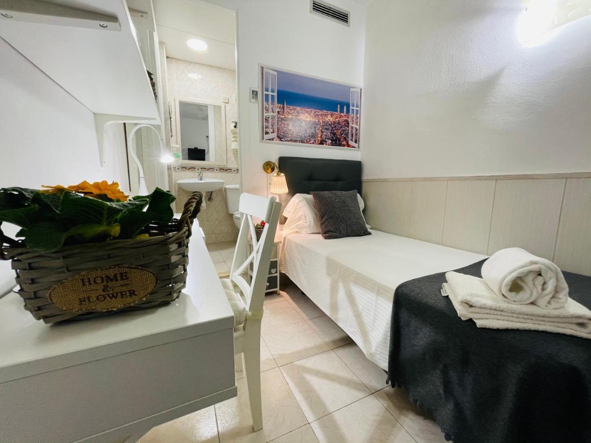 Hostal Lleida Barcelona Exteriör bild