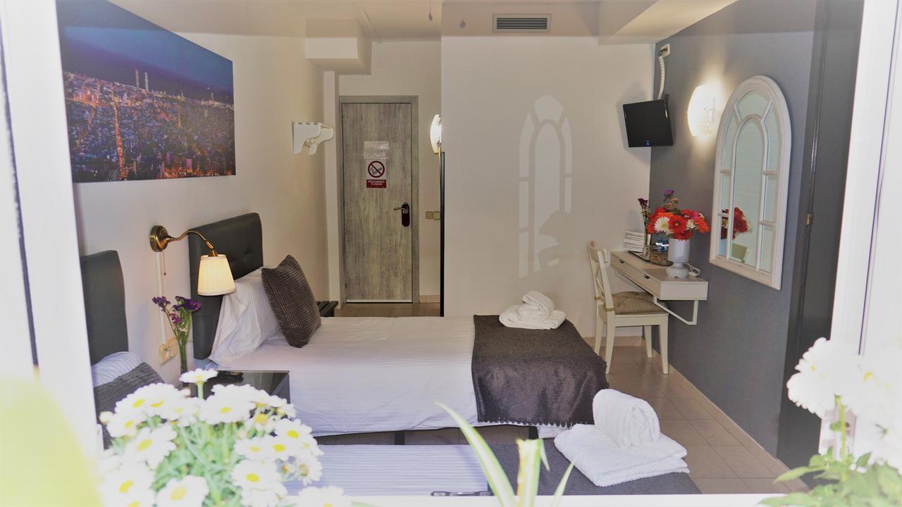 Hostal Lleida Barcelona Exteriör bild