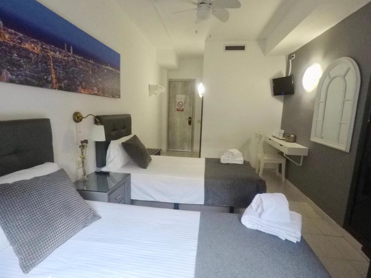 Hostal Lleida Barcelona Exteriör bild