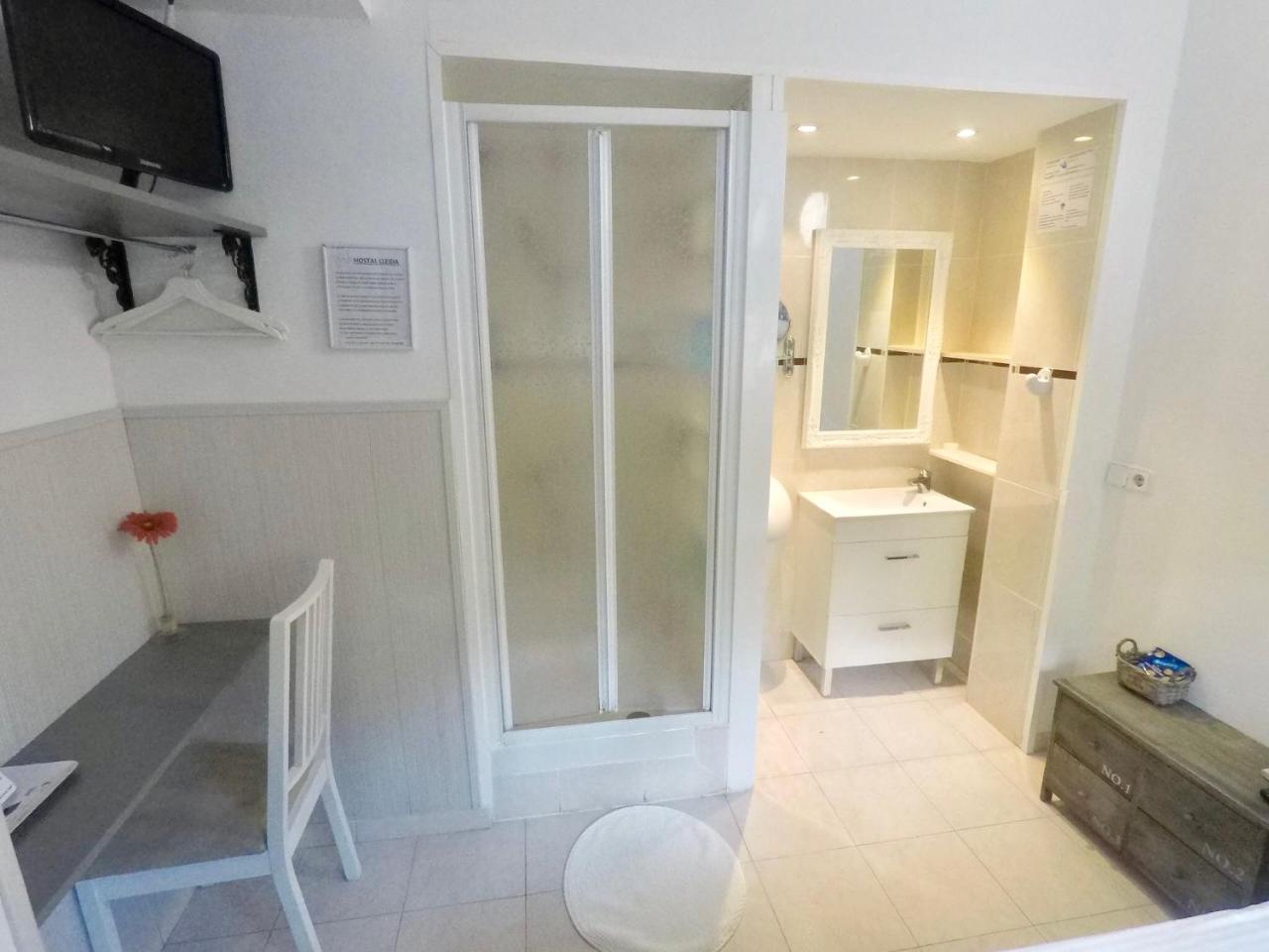 Hostal Lleida Barcelona Exteriör bild