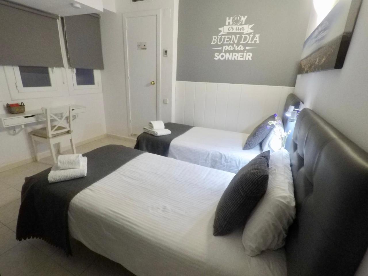 Hostal Lleida Barcelona Exteriör bild